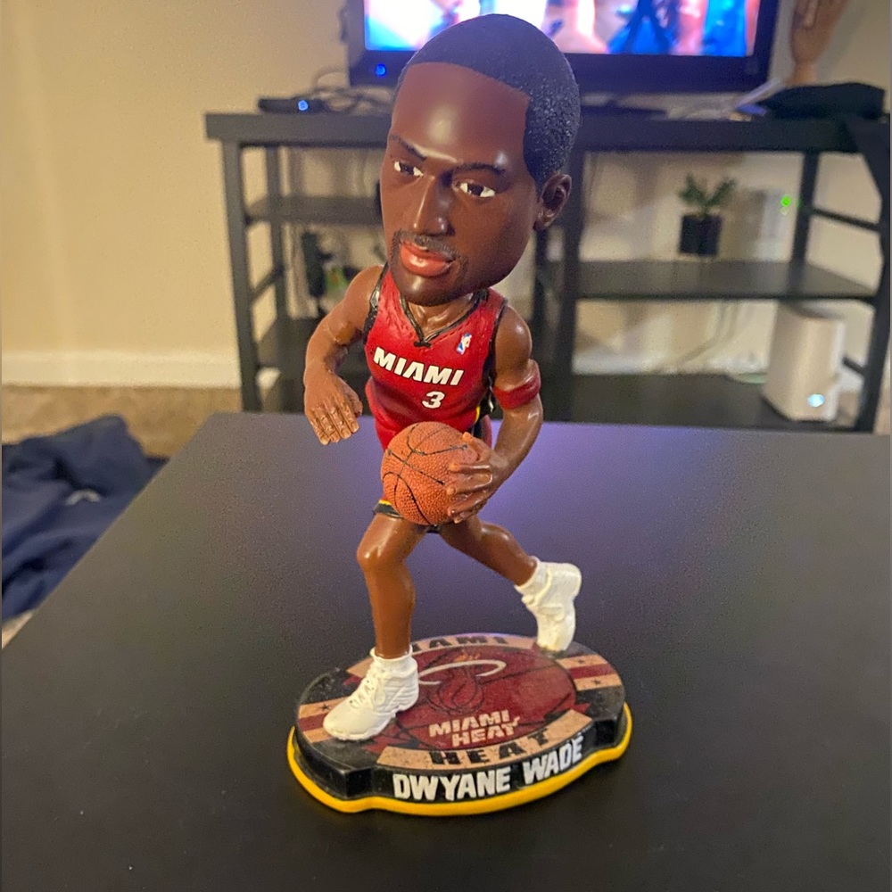 Dwyane Wade “Legends of the Court” Bobblehead #148- 2012